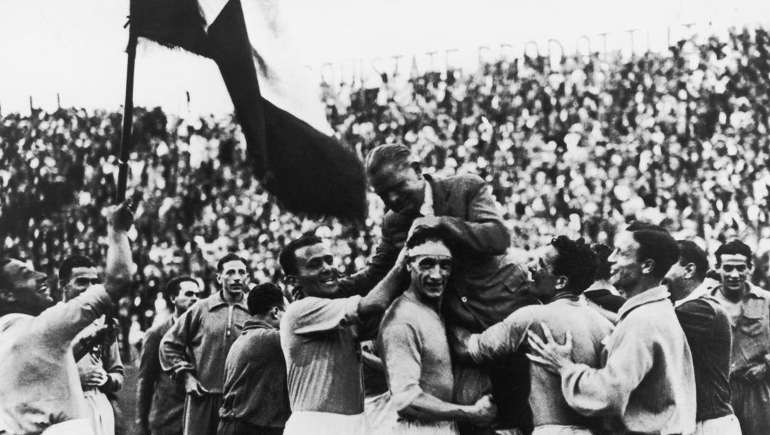 Gli azzurri festeggiano la vittoria al Mondiale del 1934. Getty 