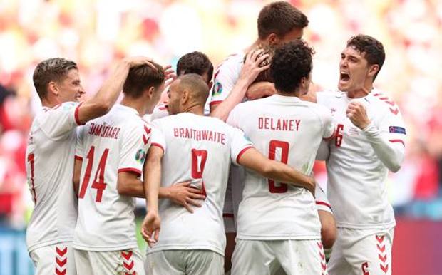 I compagni festeggiano Dolberg dopo la prima rete al Galles. Getty I compagni festeggiano Dolberg dopo la prima rete al Galles. Getty