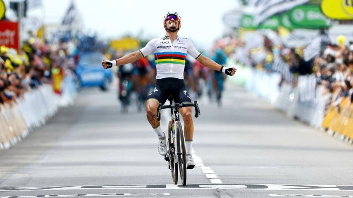 Tour, prima tappa: Alaphilippe vince dopo due paurose maxicadute