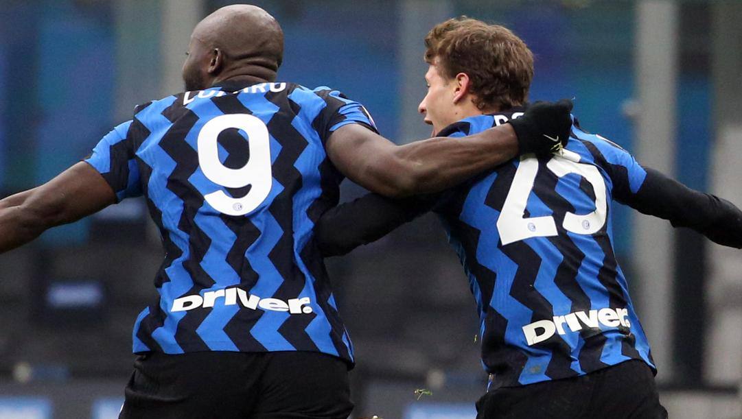 Romelu Lukaku (28 anni) esulta con Nicolò Barella (24) con l'Inter. Entrambi sono arrivati a Milano all'inizio della stagione 2019-2020. ANSA 