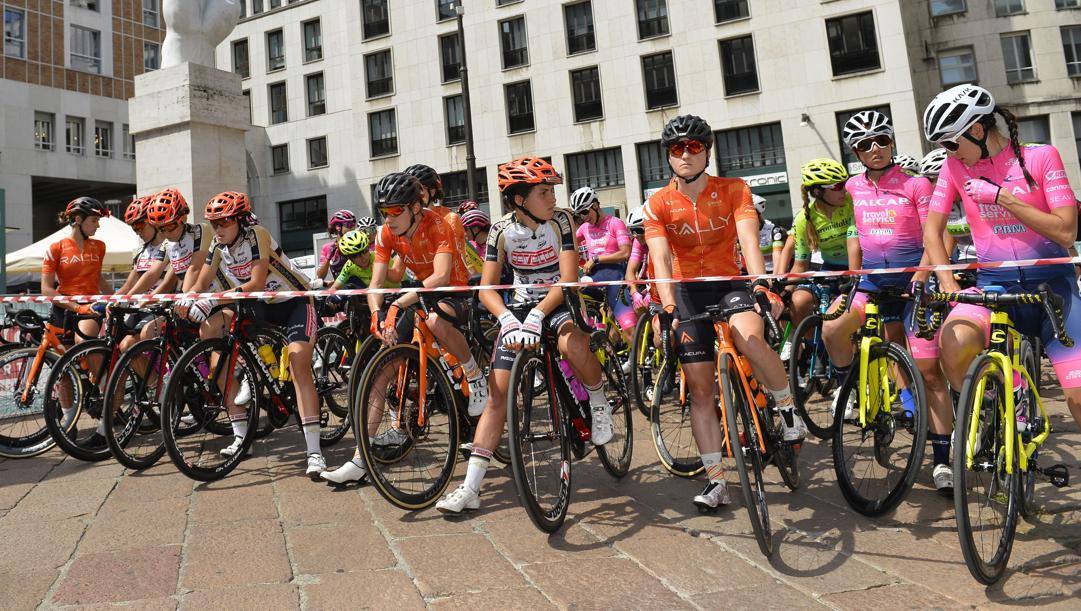 La partenza del Giro donne da Milano 