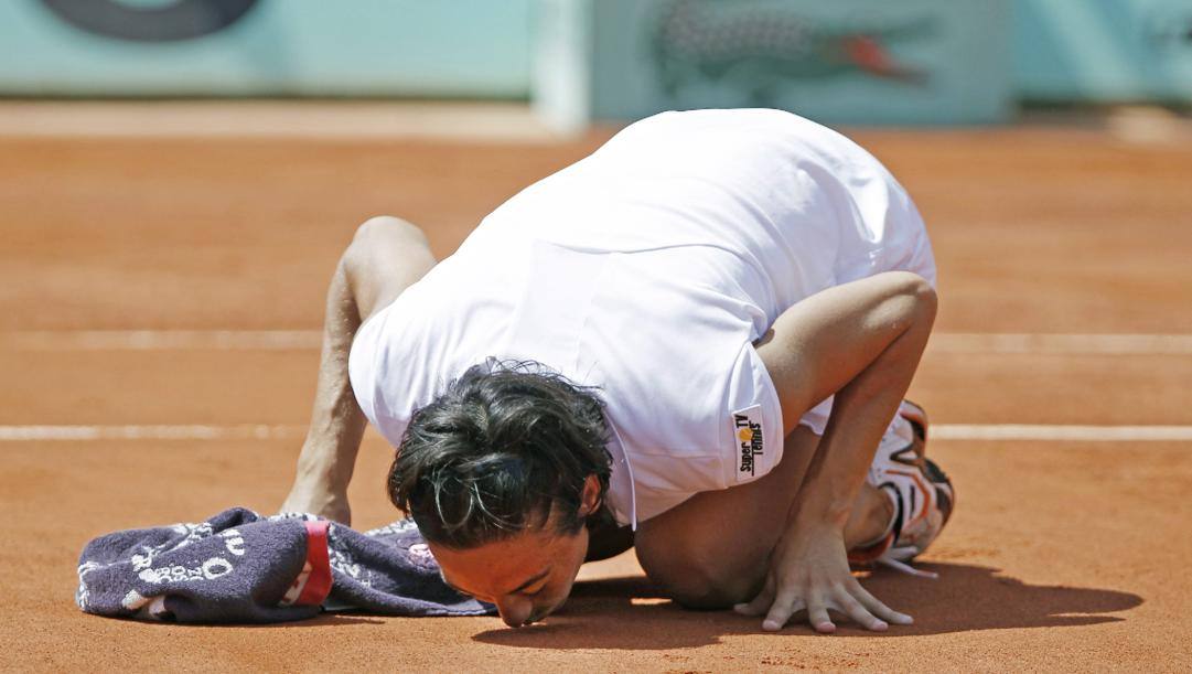 Francesca Schiavone bacia la terra del Roland Garros dopo il trionfo del 2010. Epa 