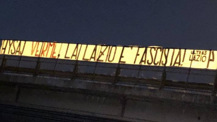 Lo striscione sul ponte di Corso Francia, a Roma hysaj-laziale-fascismo