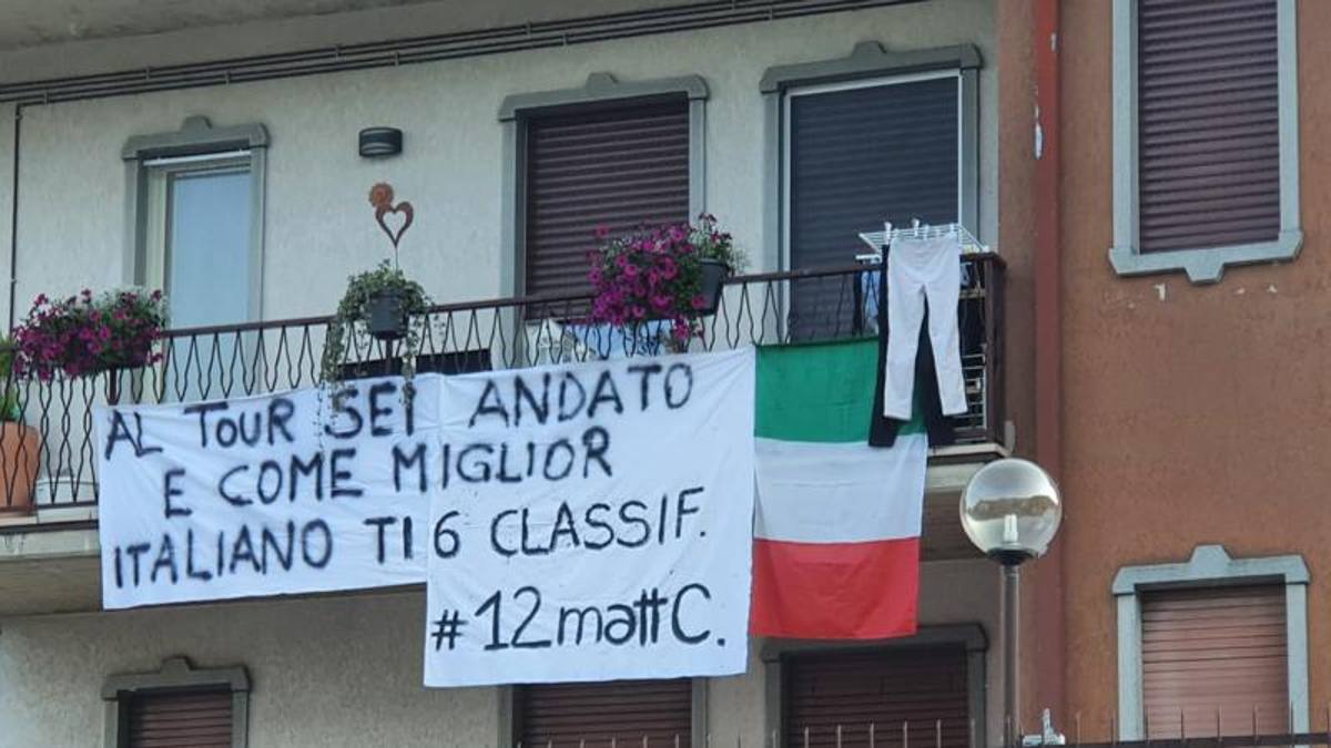 Mattia Cattaneo, festa e sorpresa dalla fidanzata al rientro dal Tour