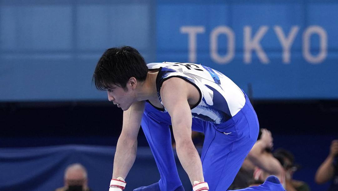 Kohei Uchimura (due volte campione olimpico all-around a Londra 2012 e a Rio 2016), ha mancato la presa alla sbarra, perdendo così la possibilità di disputare la finale olimpica nel proprio paese 