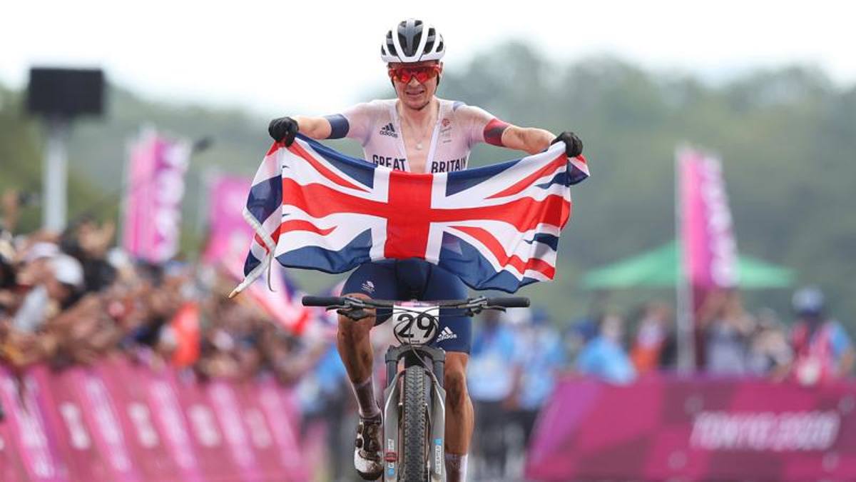 Oro al fenomeno Pidcock, Van der Poel cade e si ritira