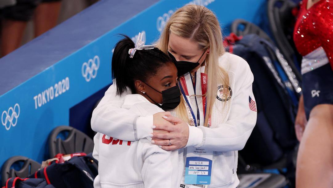 Simone Biles consolata dal coach della nazionale Usa, Cecile Landi. Getty 