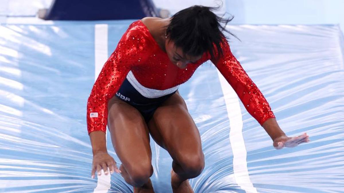 Olimpiadi, ginnastica crollo Biles, oro alla Russia, Italia quarta