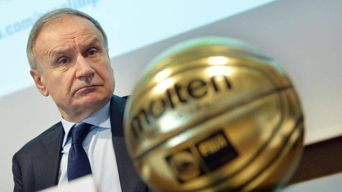 Il no di Petrucci ai palazzetti al 25%: “Così il basket muore, faremo azioni molto forti“