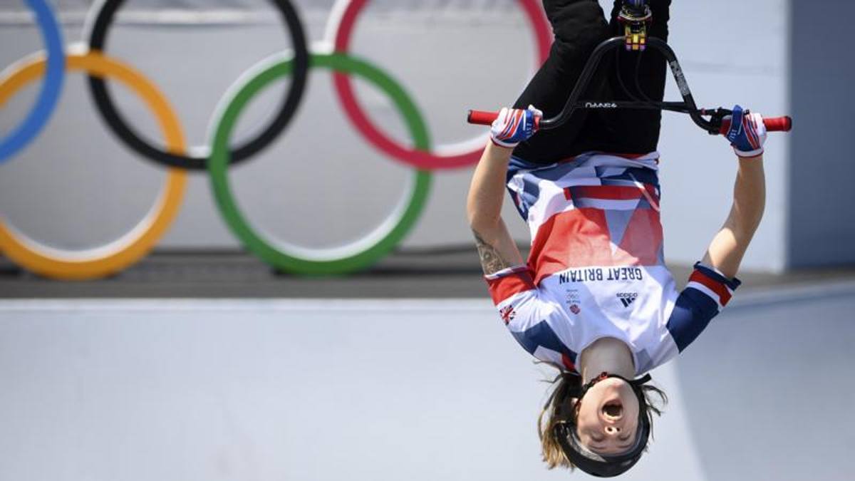 Magie, cadute e salti degli acrobati a due ruote