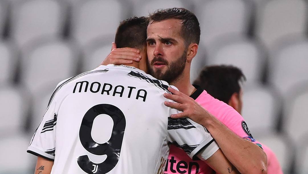 Miralem Pjanic abbraccia Alvaro Morata. Afp 