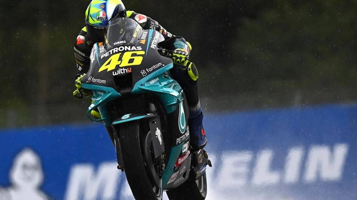 MotoGP, Rossi fuoriclasse della battuta: “Se vinco il Mondiale continuo“