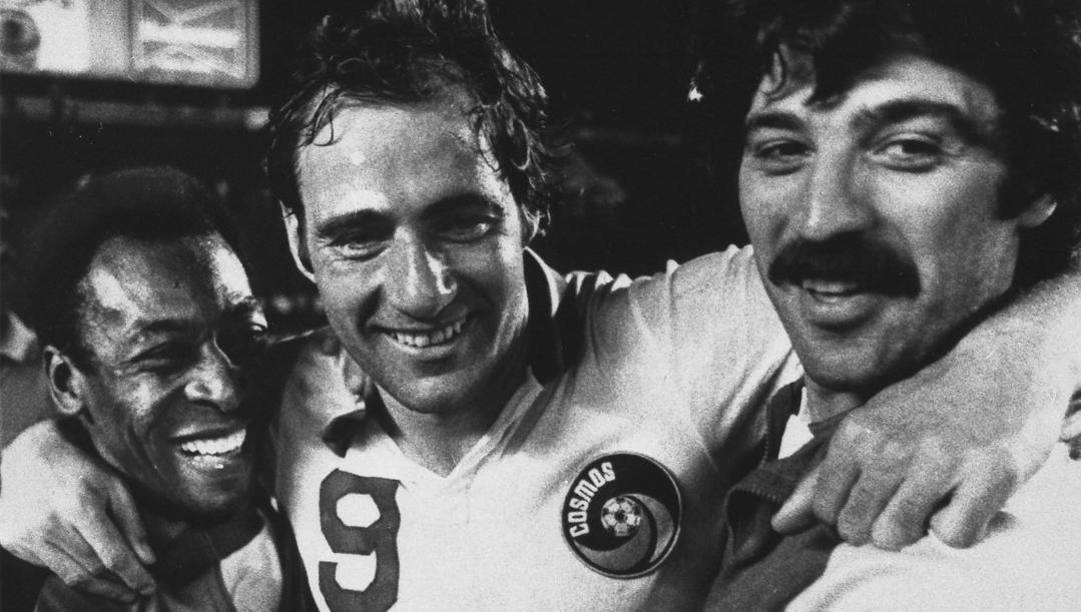 Giorgio Chinaglia con la maglia dei Cosmos tra Pelé e Robert Iarusci  