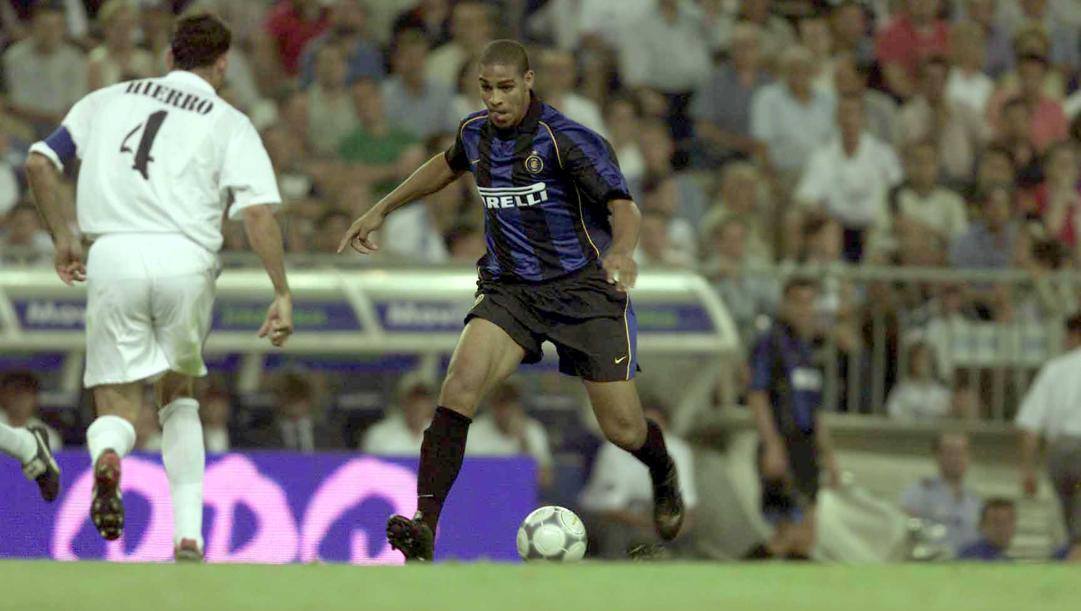 Adriano Leite Ribero nell'amichevole Real Madrid-Inter del 14 agosto 2001, quella che rivelò il suo talento. Archivio 