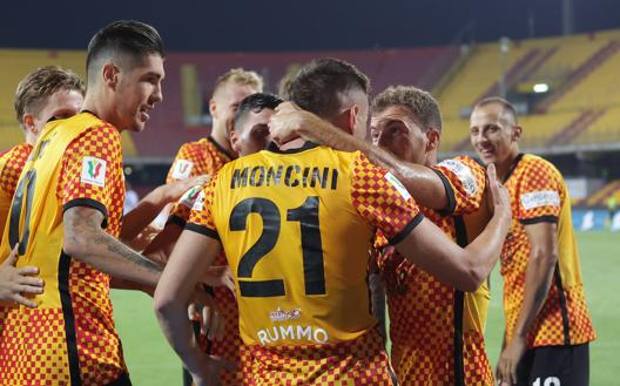 I giocatori del Benevento festeggiano   il match winner Moncini. LAPRESSE 