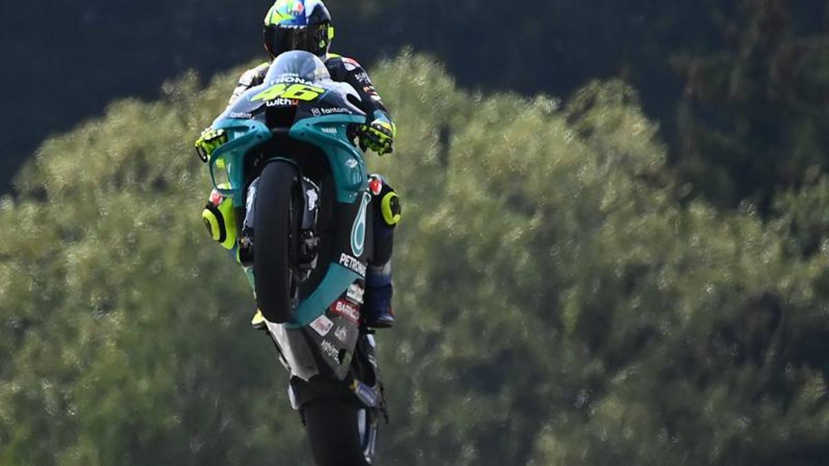 Valentino benedice Viñales: “Bravo a scusarsi, ha chance di tornare sulla Yamaha“