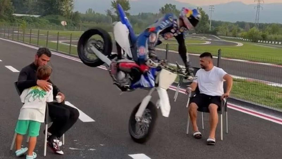 Stoprak colpisce ancora: numeri (e rischi) da vero stuntman con il motard