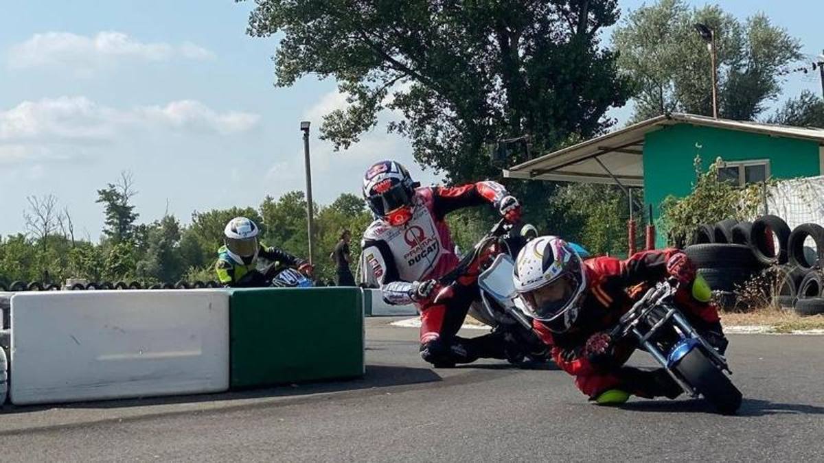 Zarco, sorpresa ai bambini di Alessandria: gira in pista con loro in minimoto