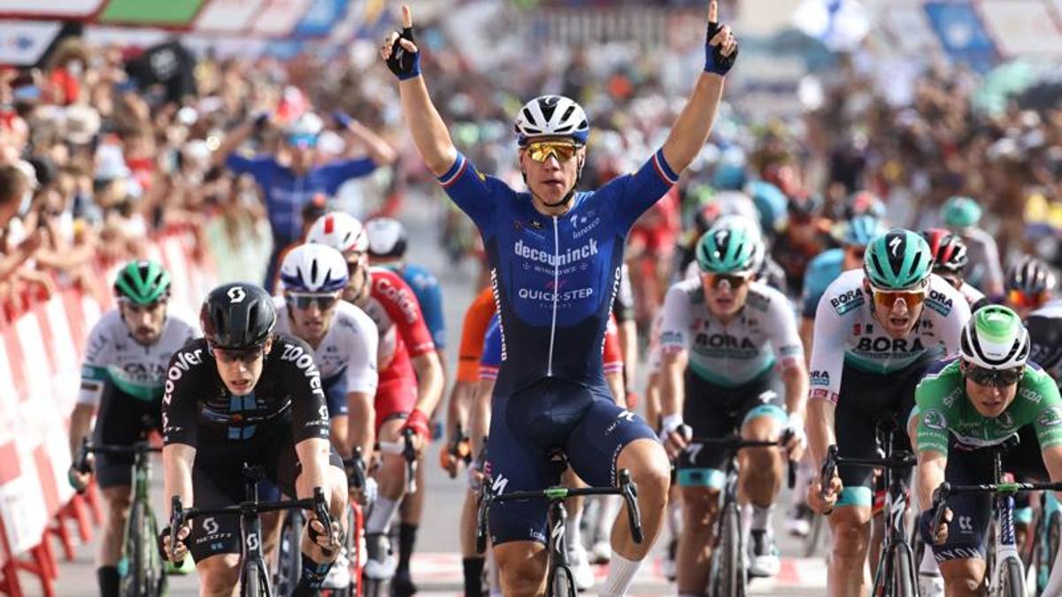 Vuelta, ancora Jakobsen in volata, Dainese secondo. Roglic maglia rossa