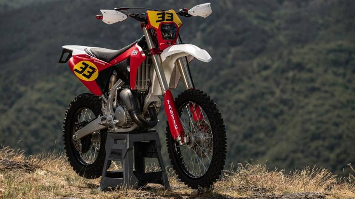 Fantic XE 125 Six Days: 40 anni dopo l’omaggio alla storica vittoria