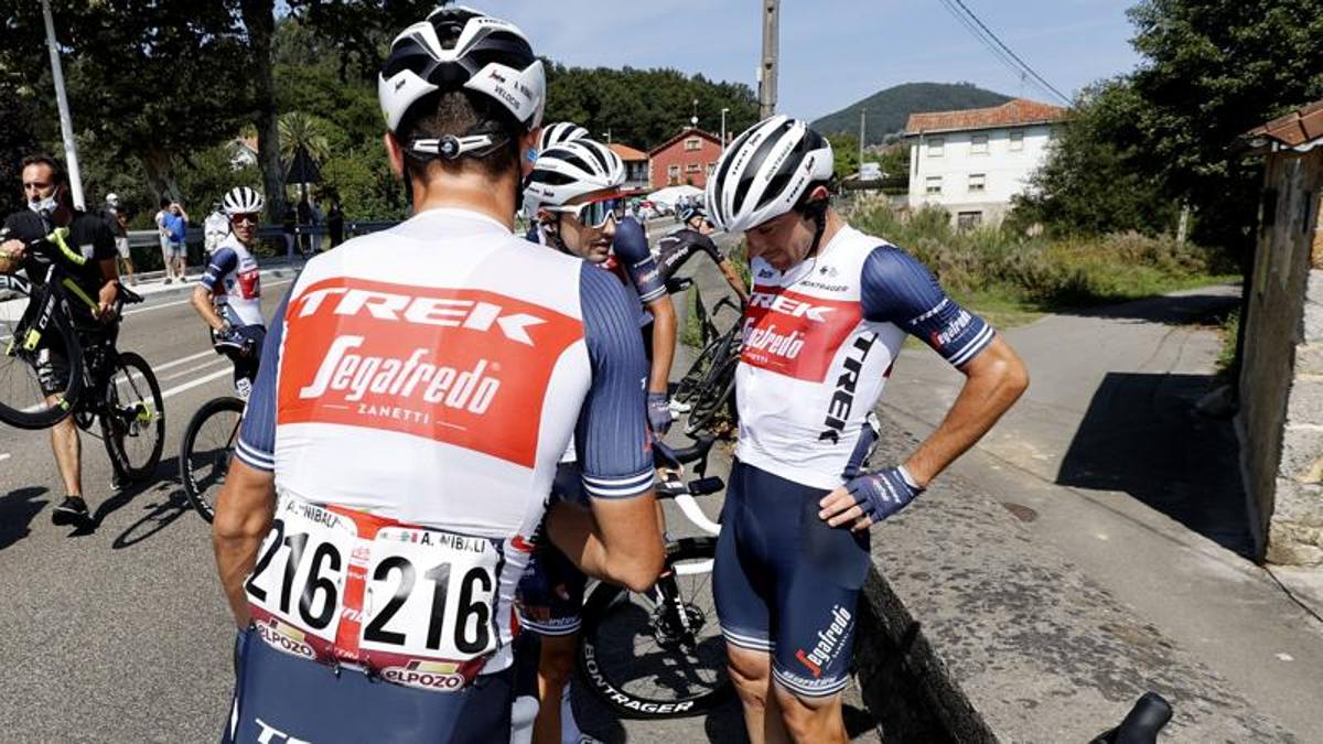 Vuelta, volata imperiale di Jakobsen, Ciccone cade e si ritira