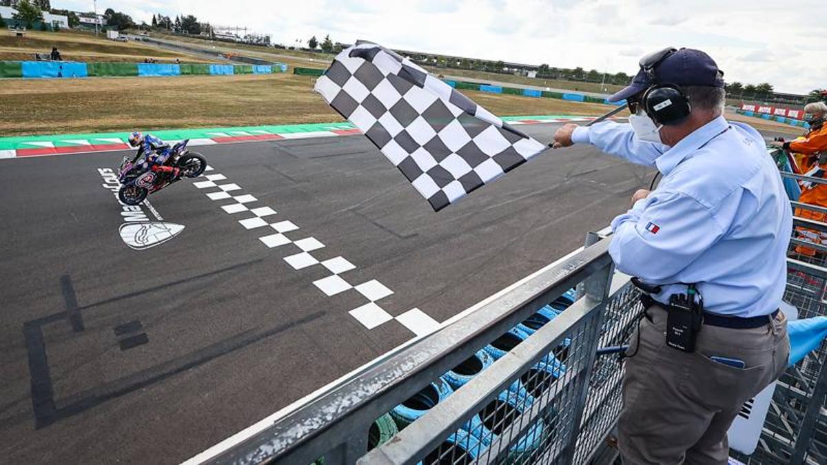 Gara 1 a Magny-Cours: Razgatlioglu vince su una ruota sola! Locatelli sul podio