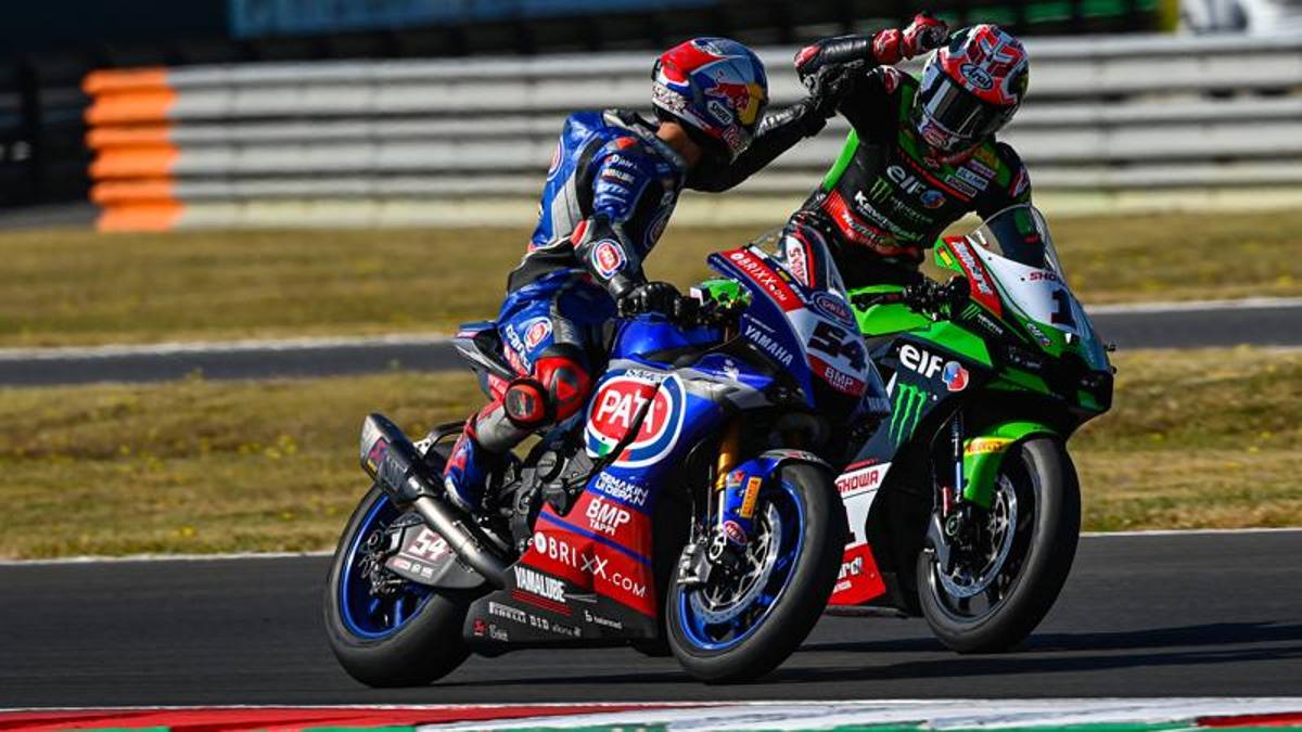 Sbk, per Razgatlioglu show e penalizzazione: la Superpole Race va a Rea