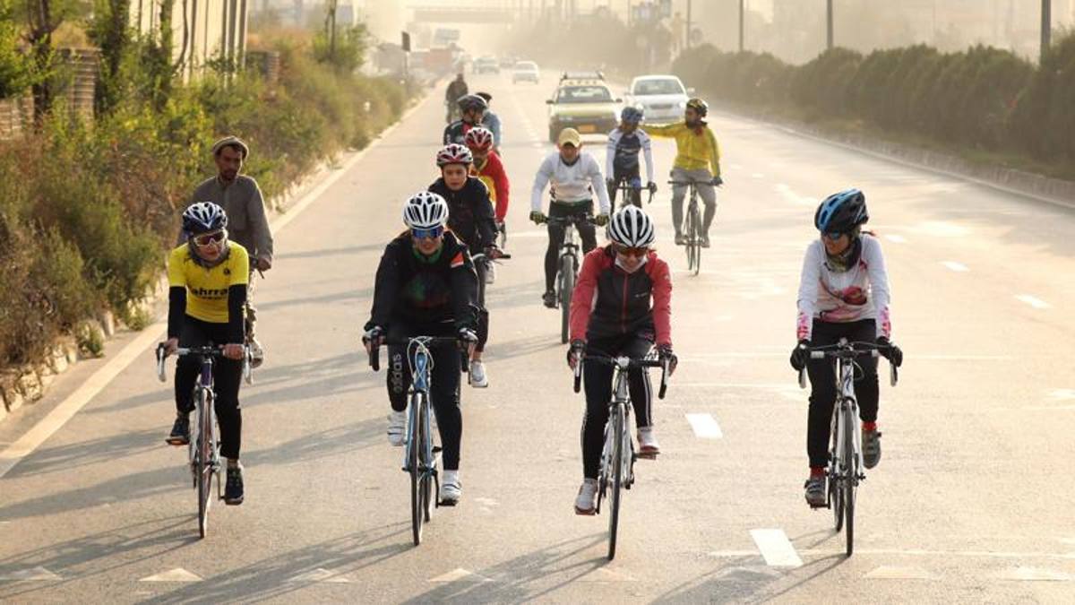 Solidarietà in sella: materiale e vestiario dai corridori italiani alle cicliste afghane