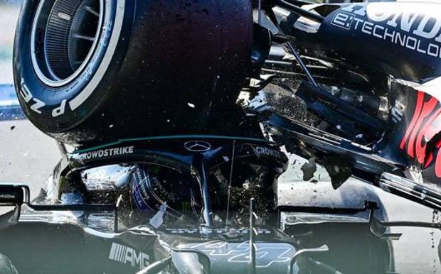 L&rsquo;immagine impressionante del pneumatico posteriore destro della Red Bull che si appoggia al casco di Hamilton