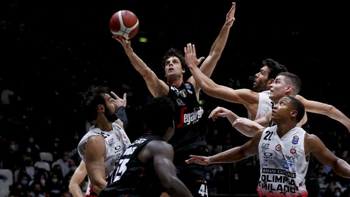 La Virtus riparte vincendo: Olimpia sempre dietro, la Supercoppa è di Scariolo