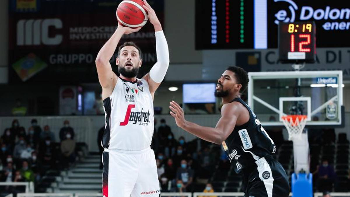 Virtus Bologna subito in palla, Varese vince in volata con super Gentile