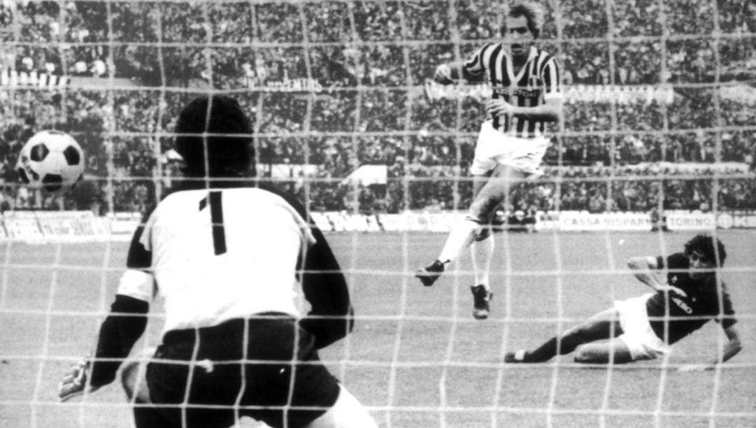 Torrisi, a destra, trafigge Zoff: 27 marzo 1983, Toro-Juve 3-2 