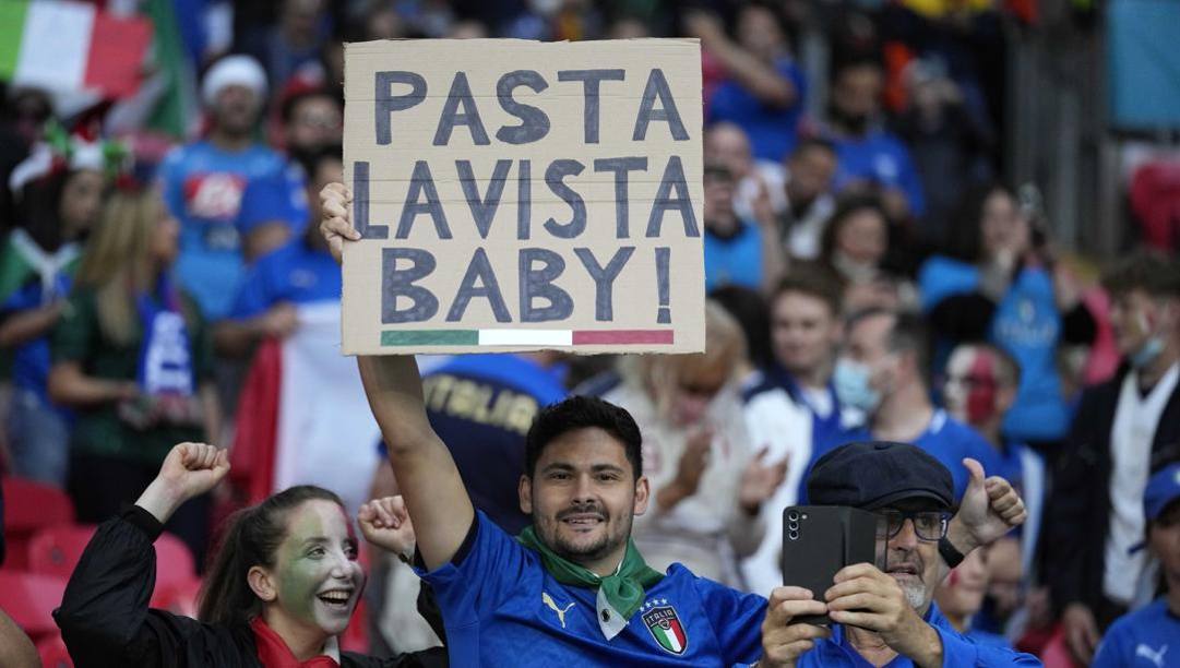 Un tifoso dell'Italia durante la partita contro la Spagna. Lapresse 