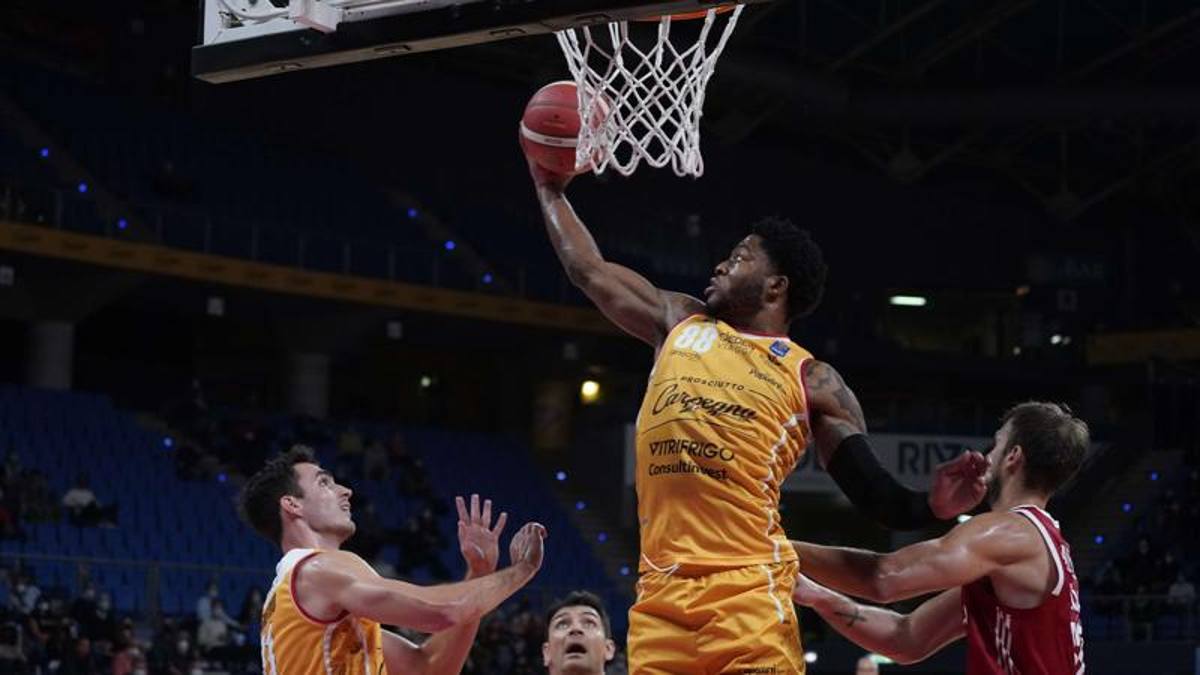 Basket, nel posticipo della 2ª giornata Pesaro piega Trieste 74-61