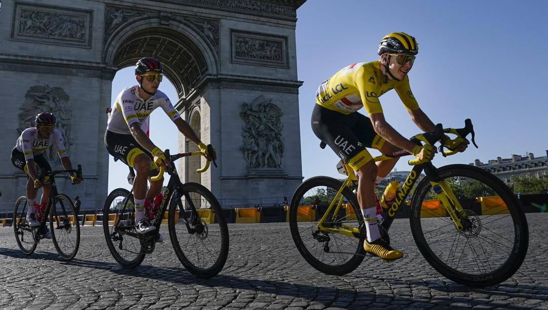 Tadej Pogacar, 23 anni, corre nella Uae Emirates. Alla terza stagione da pro', conta già due Tour de France (2020 e 2021),  Tirreno-Adriatico e Liegi-Bastogne-Liegi 2021 