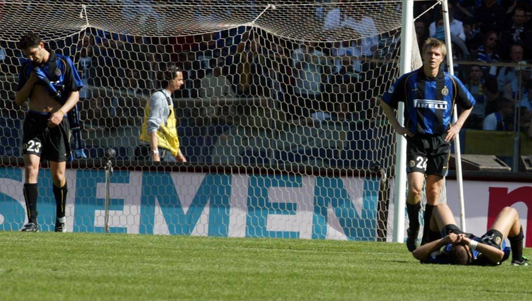 La disperazione dei giocatori dell'Inter sul prato dell'Olimpico il 5 maggio 2002 