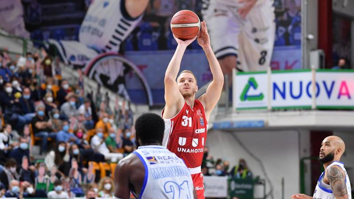 Coppe Fiba: Sassari travolta in Spagna. Debutto vincente per Reggio
