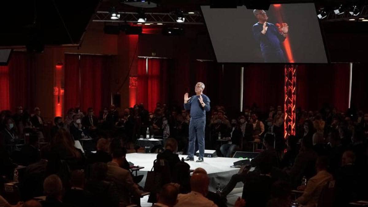 Velasco sale in cattedra: il maestro dello sport insegna ai manager del futuro