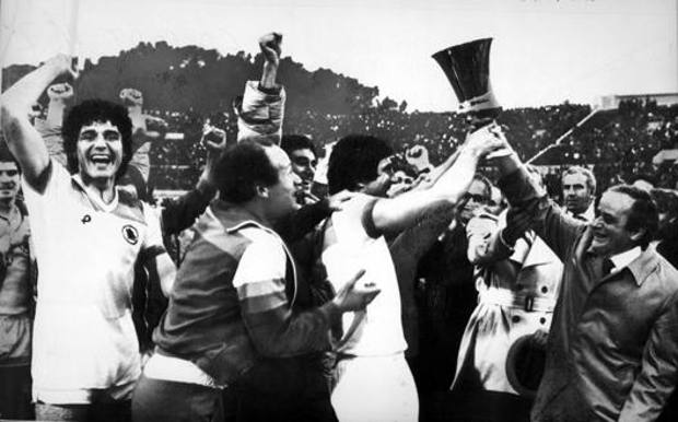 Roberto Scarnecchia, a sinistra festeggia con Agostino Di Bartolomei la Coppa Italia vinta nel  1980. Ansa 