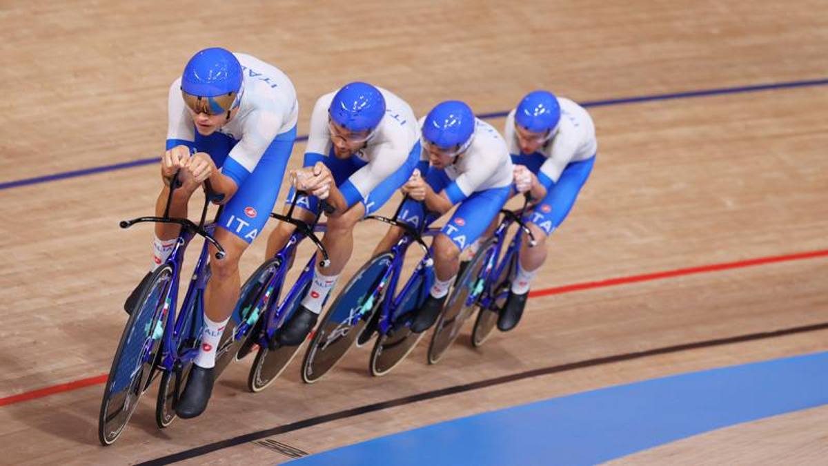 Mondiali su pista: domani il quartetto Italia debutta con casco e bici d'oro
