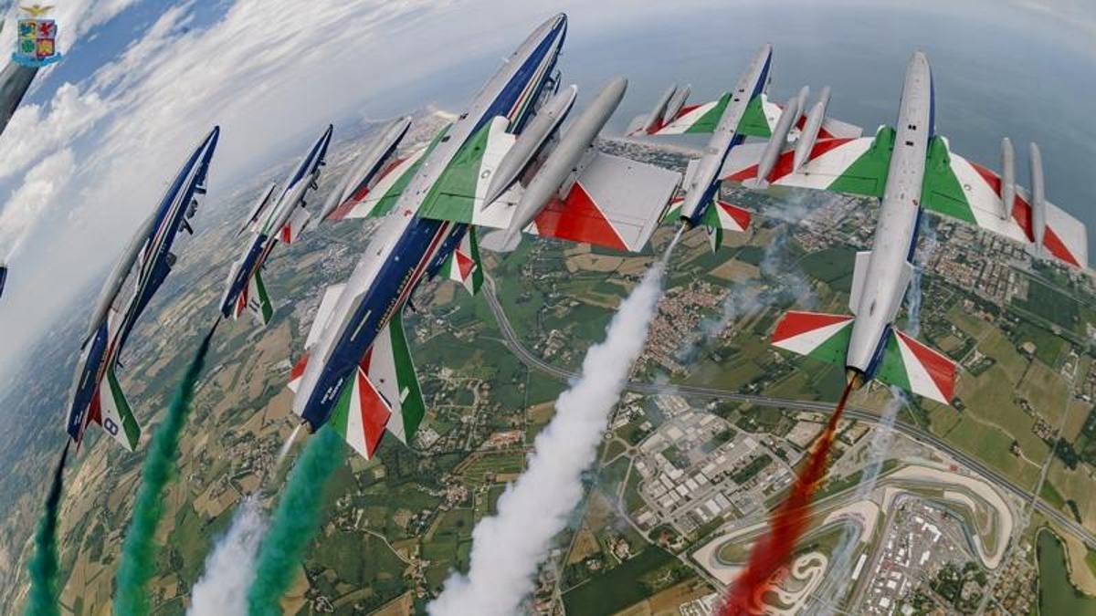 A Misano prima della gara il sorvolo delle Frecce Tricolori