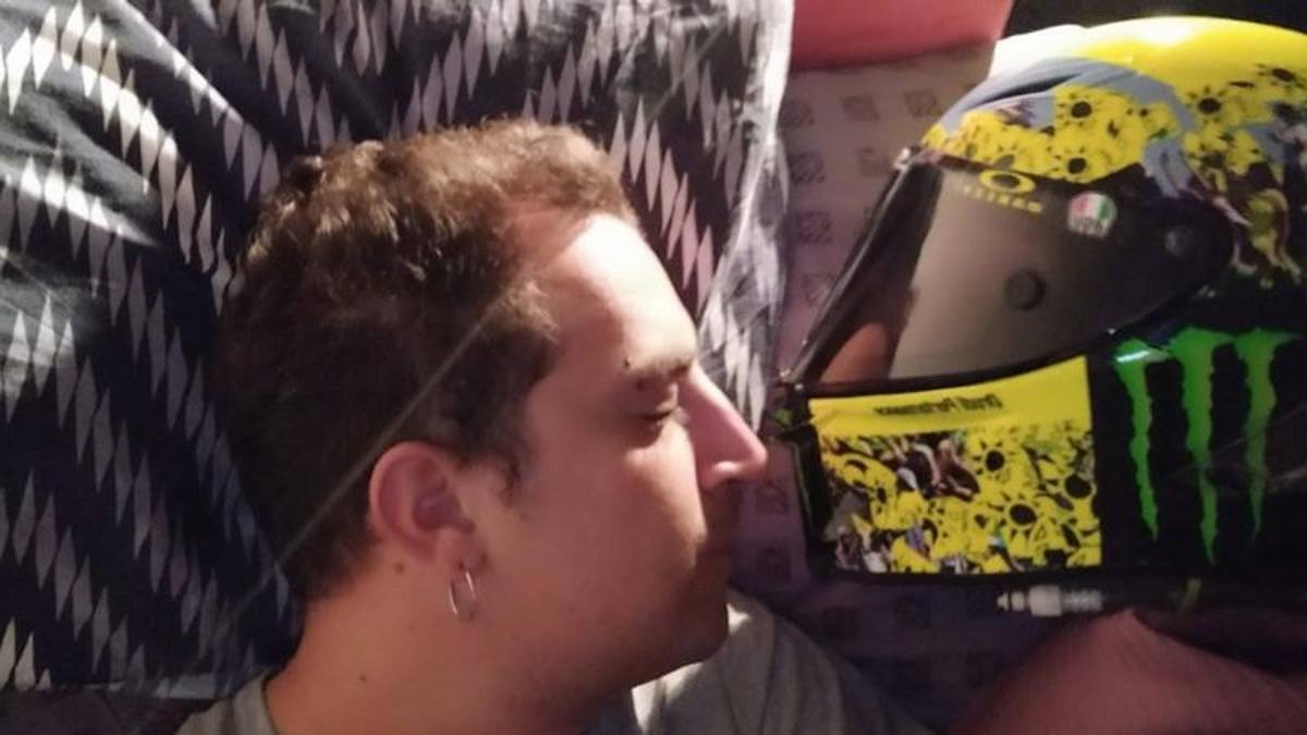 Il tifoso che ha preso il casco di Rossi: “Giravo un video, mi si è infilato tra le mani“