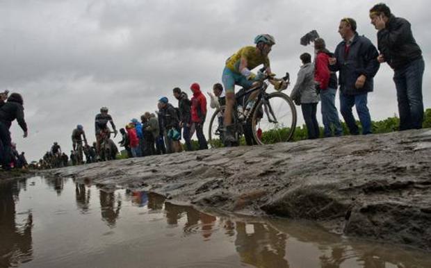 Tour de France 2014: Vincenzo Nibali  in maglia gialla nella tappa con i settori di pavé della Roubaix. AFP 