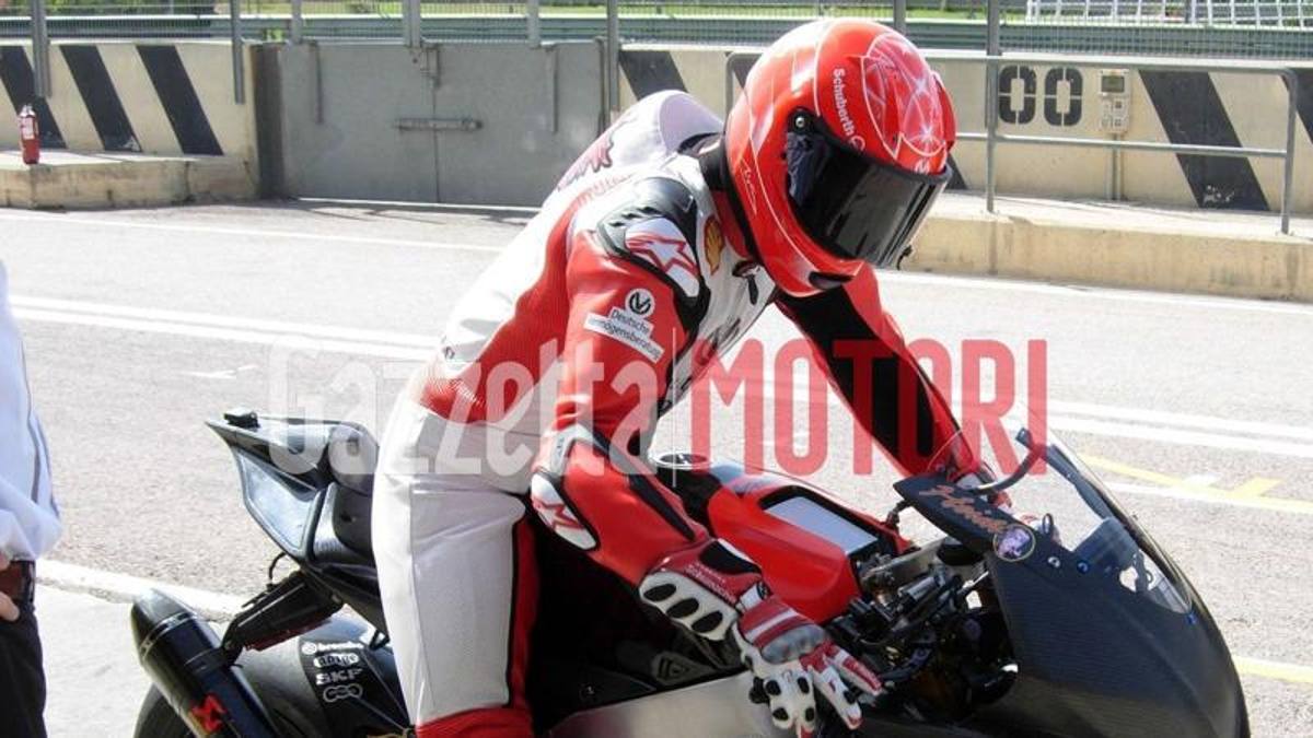 Quando Schumi provava in segreto l’Aprilia Sbk: le foto esclusive sulla moto di Biaggi