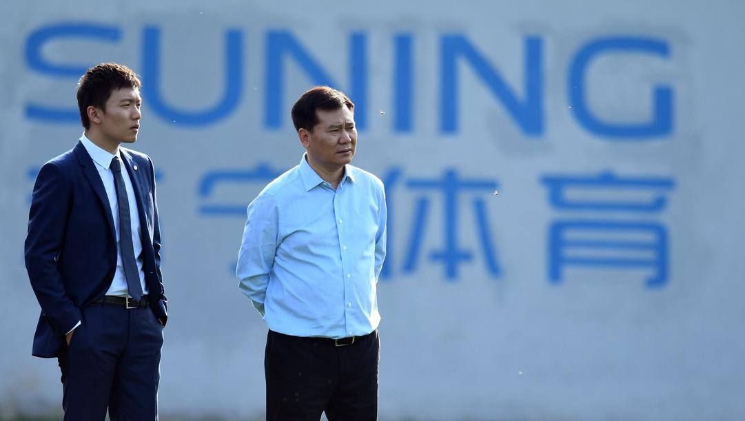 Zhang Jindong, patron dell'Inter, con il figlio Steven al centro sportivo nerazzurro intitolato a Suning. Getty 