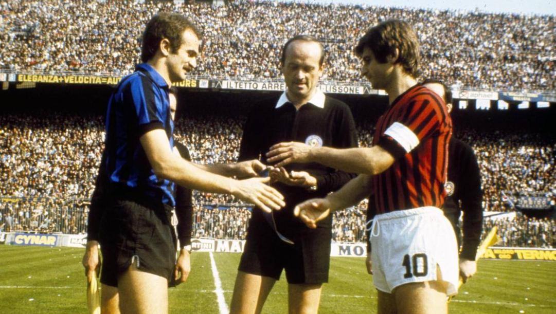 Sandro Mazzola (a sinistra) e Gianni Rivera, prima di un Milan-Inter del 1976 LAPRESSE 
