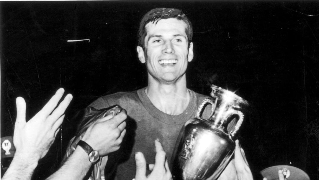 Giacinto Facchetti con la coppa dell'Europeo vinto nel 1968. Ap 