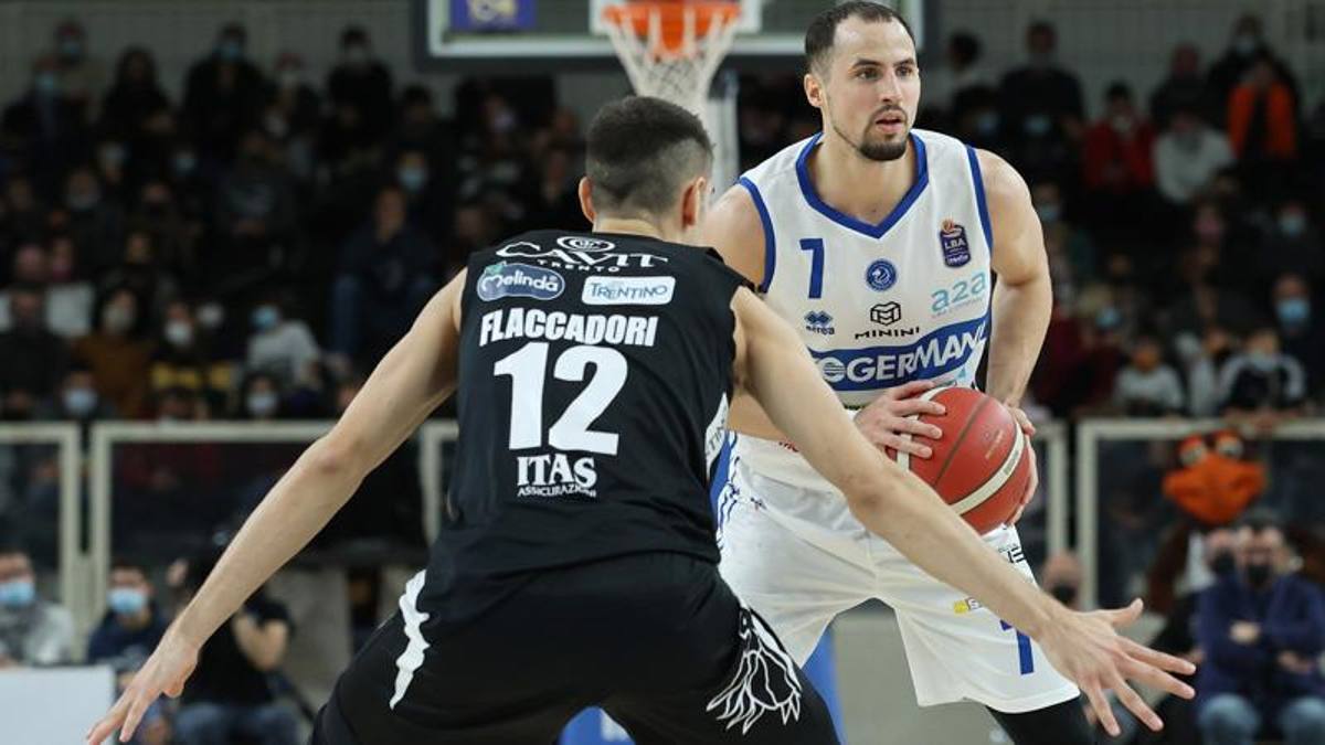 Trento batte Brescia con un Flaccadori in più. Virtus ok, Trieste facile a Sassari