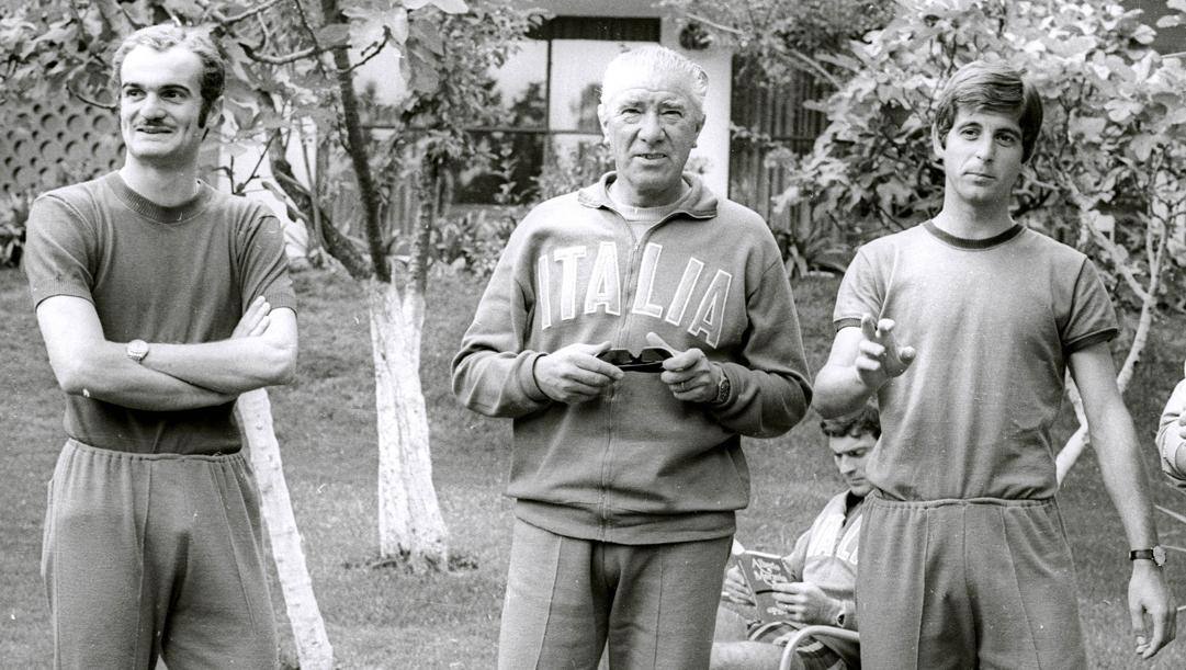 Ferruccio Valcareggi (c) in una foto con Sandro Mazzola (a sin.) e Gianni Rivera. Ansa 