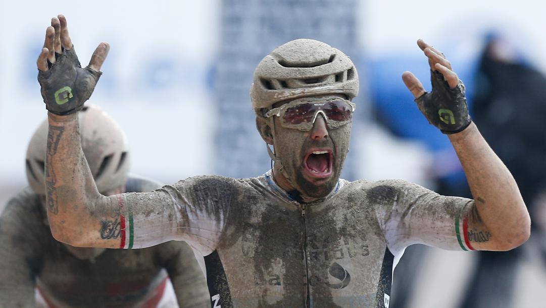 La gioia di Sonny Colbrelli per la vittoria della Parigi-Roubaix. Lapresse 